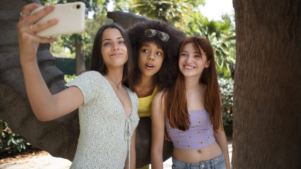 teenage-friends-spending-time-together