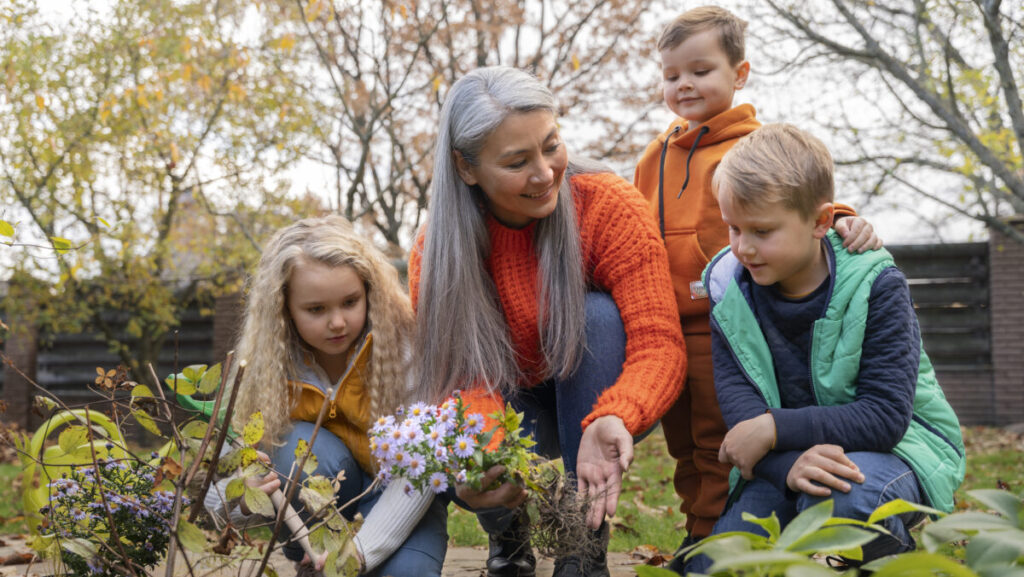 kids-learnign-about-environment