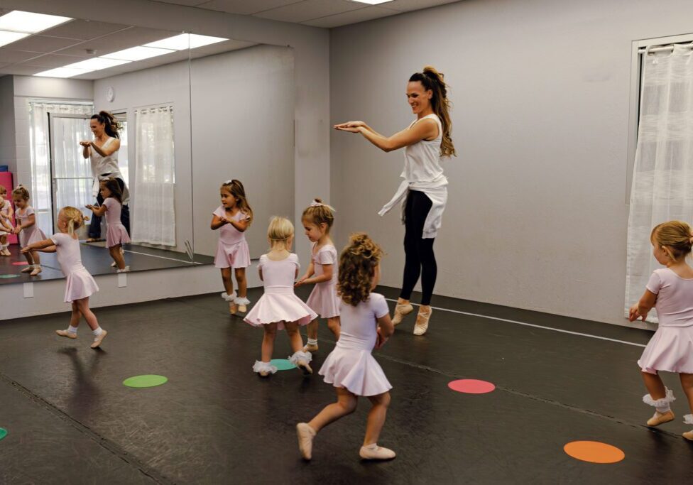 Laurel Tennant teaches young dancers with fun, carefully selected exercises that show them how to use their bodies, understand their muscles and develop important cross-brain connections. Photos by Isabel Ruiz.